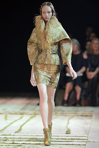 Illustration for article titled Sarah Burton Pulls Off McQueen Without McQueen